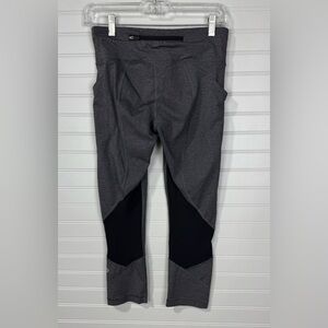 Lululemon women’s gray and black cropped capri leggings. Size 6.